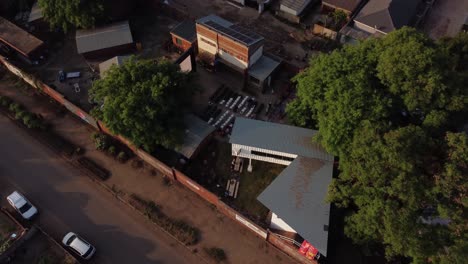 Vídeo-Con-Drones-Del-Espacio-Artístico-De-Alta-Densidad-Del-Suburbio-De-Mbare-En-Harare,-Zimbabue