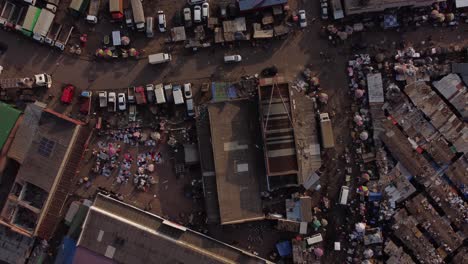 Vídeo-De-Drones-Del-Complejo-De-Mercado-De-Alta-Densidad-Del-Suburbio-De-Mbare-En-Harare,-Zimbabue