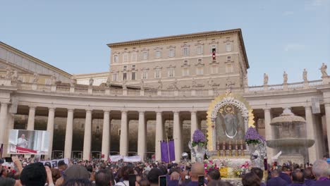 Papst-Franziskus-Hält-Am-Mittag-Eine-Ansprache-Auf-Italienisch-Auf-Dem-Petersplatz-Im-Vatikan-Mit-Dem-Bild-Des-Herrn-Der-Wunder-Im-Vordergrund