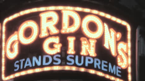 Cartel-Luminoso-De-Gin-Gordons-En-Piccadilly-Circus-En-Londres-En-La-Década-De-1970