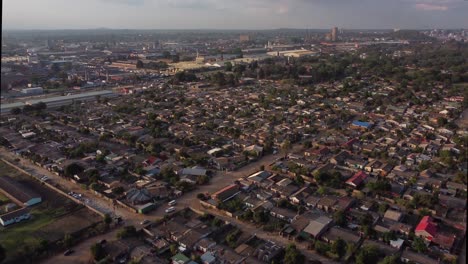 Drohnenvideo-Der-Vorortgemeinde-Mbare-Mit-Hoher-Bevölkerungsdichte-In-Harare,-Simbabwe