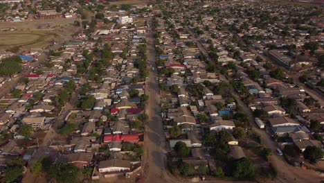 Drohnenvideo-Der-Vorortgemeinde-Mbare-Mit-Hoher-Bevölkerungsdichte-In-Harare,-Simbabwe