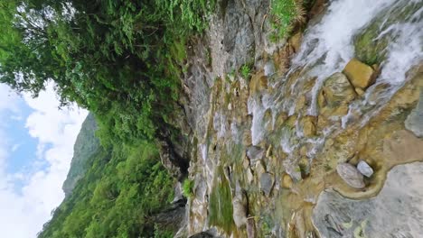 Vertikale-Drohnenaufnahme-über-Einem-Fließenden-Felsigen-Fluss-Mit-Wasserfall-Und-Grünem-Tropischen-Regenwald-In-Der-Dominikanischen-Republik