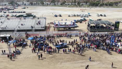 Gente-Preparando-La-Famosa-Carrera-Internacional-Raid-rally-Baja-500-En-México