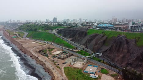 Miraflores-In-Lima,-Peru-Ist-Mit-Seiner-Städtebaulichen-Infrastruktur-Und-Filmischen-Drohnenansichten-Ein-Wunderwerk-Der-Ingenieurskunst