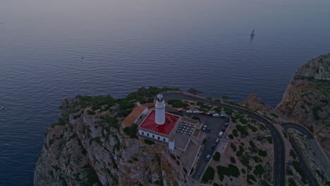 Una-Vista-Nocturna-Del-Faro-De-Formentor-Con-Vistas-Al-Mar,-Mallorca.
