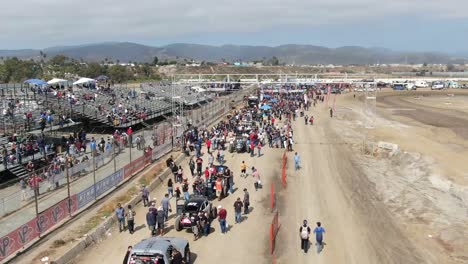 Puntuación-De-Autos-Preparados-En-El-Circuito-De-Arena-De-La-Carrera-De-Rally-Raid-Baja-500