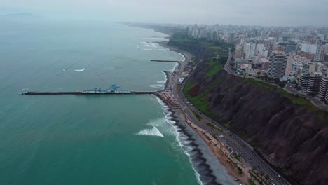 Küstenschutz-Zur-Wellenreduzierung-In-Limas-Peruanischen-Miraflores