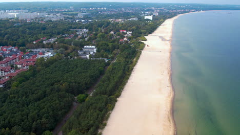 Vista-Aérea-Del-Océano-En-Calma-Junto-A-La-Playa-De-Jelitkowo,-Gdansk,-Polonia