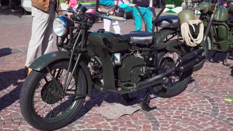 Ein-Oldtimer-Motorrad,-Ausgestellt-Während-Eines-Klassischen-Fahrradtreffens-In-Bozen