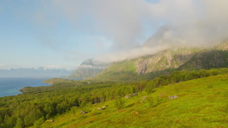 Montañas-De-Pradera-En-El-Archipiélago-De-Lofoten-Durante-La-Mañana-Brumosa-En-Verano-En-Noruega
