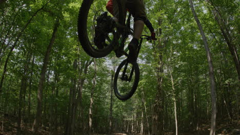 Extremsportarten-Mountainbiken---Dirt-Jumping-Tricks-In-Zeitlupe