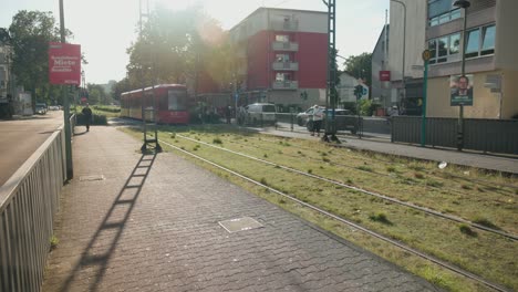 El-Tranvía-Sale-Corriendo-Hacia-La-Siguiente-Estación-En-Frankfurt,-Alemania,-Al-Atardecer.