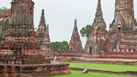 Tarde-Lluviosa-En-El-Famoso-Wat-Chaiwatthanaram-Mientras-La-Gente-Viene-A-Visitar-Estas-Antiguas-Ruinas,-Ayutthaya,-Tailandia