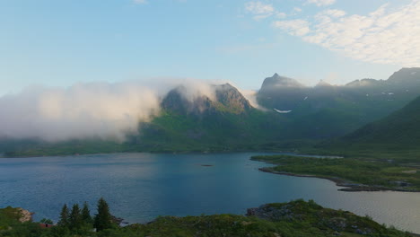 Atemberaubende-Aussicht-Auf-Die-Berge-Auf-Den-Lofoten-Im-Dunstigen-Sommer-In-Norwegen