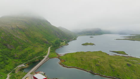 Neblige-Grüne-Berge-Und-Straße-In-Der-Nähe-Der-Insel-Islenendingen-Im-Nordland,-Lofoten,-Norwegen