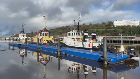 Barcazas-Fluviales-Amarradas-En-Un-Sitio-De-Construcción-De-Un-Nuevo-Puente-En-Una-Tranquila-Mañana-De-Invierno-En-Waterford,-Irlanda,-En-El-Río-Suir