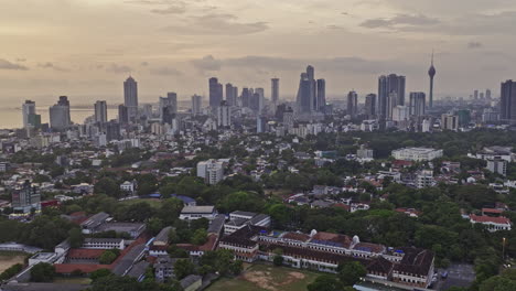 Colombo-Sri-Lanka-Vuelo-Aéreo-V29-Sobre-Los-Jardines-De-Canela-Y-Kurunduwatta-Capturando-El-Campus-Universitario,-Las-Casas-De-Lujo-Y-El-Paisaje-Urbano-Del-Centro-En-El-Horizonte-Al-Atardecer---Filmado-Con-Mavic-3-Cine---Abril-De-2023