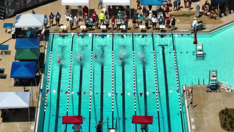 Draufsicht-Auf-Rennschwimmer-Bei-Der-Sportveranstaltung-Im-Siloam-Springs-Family-Aquatic-Center,-Arkansas,-USA