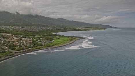 Kahului-Maui-Hawaii-Aerial-V2-Drone-Sobrevuelo-Nehe-Point-Que-Captura-La-Zona-Residencial-De-Paukukalo,-El-Arroyo-Iao,-La-Comunidad-Waihee-waiehu-Y-Las-Vistas-Del-Paisaje-Montañoso---Filmado-Con-Cine-Mavic-3---Diciembre-De-2022