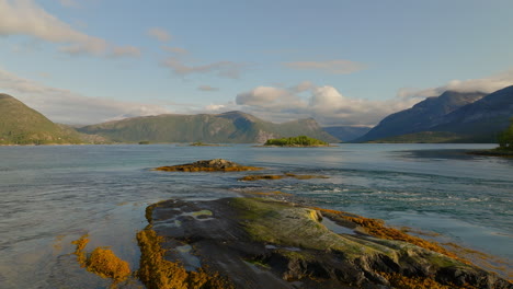 Malerische-Naturlandschaft-Mit-Flut,-Die-über-Den-Felsen-Im-Efjord,-Norwegen,-Fließt