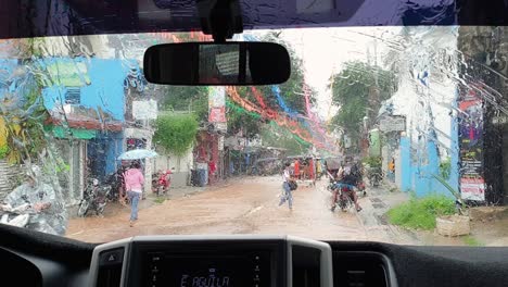 Triciclos-Filipinos-Y-Tráfico-En-Las-Calles-A-Través-De-La-Ventana-Del-Parabrisas-Del-Coche-Con-Fuertes-Lluvias-Durante-La-Temporada-De-Monzones-En-Coron,-Palawan,-Filipinas