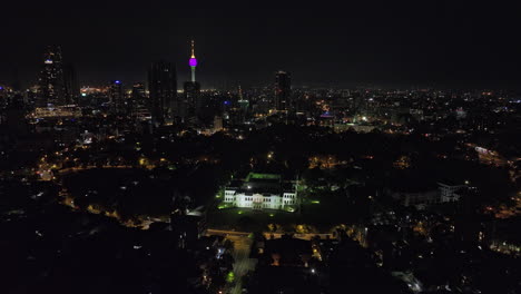 Colombo-Sri-Lanka-Vuelo-Aéreo-V39-Con-Drones-Kurunduwatta-A-Través-Del-Museo-Nacional-Y-El-Parque-Viharamahadevi-Capturando-El-Paisaje-Urbano-Del-Centro-Con-La-Torre-De-Loto-Por-La-Noche---Filmado-Con-Cine-Mavic-3---Abril-De-2023