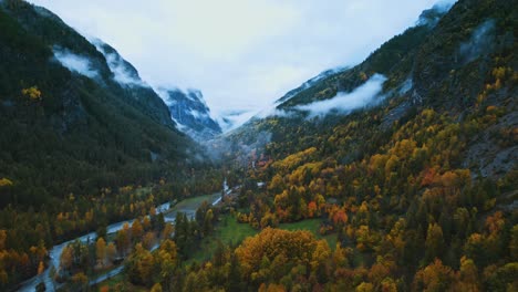Herbstgebirgstal-In-Frankreich-Während-Der-Herbstsaison