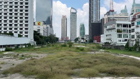 Vista-De-Un-Terreno-Vacío-En-El-Centro-De-Bangkok,-Cerca-De-La-Intersección-De-Ratchaprasong-En-Uno-De-Los-Distritos-Comerciales-Y-Turísticos-Más-Concurridos-De-Bangkok.