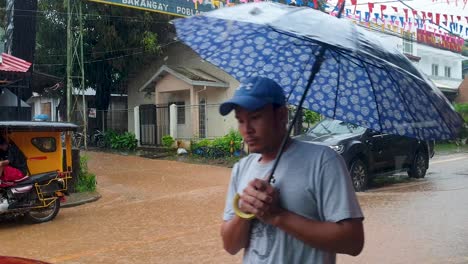 Philippinische-Dreiräder-Und-Verkehr,-Der-Durch-Hochwasser-Auf-Den-Straßen-Von-Coron-In-Palawan,-Philippinen,-Südostasien-Fährt