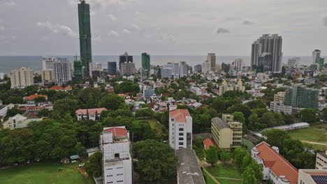 Colombo-Sri-Lanka-Luftaufnahme-V23-über-Cinnamon-Gardens-über-Das-Gelände-Des-Universitätscampus,-Aufnahme-Des-Stadtbildes-Der-Küstenviertel-Bambalapitiya-Und-Kollupitiya-–-Aufgenommen-Mit-Mavic-3-Cine-–-April-2023
