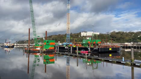 Barcaza-De-Construcción-Amarrada-En-Los-Muelles-De-La-Ciudad-De-Waterford-En-El-Río-Suir-En-Un-Día-Tranquilo-De-Invierno