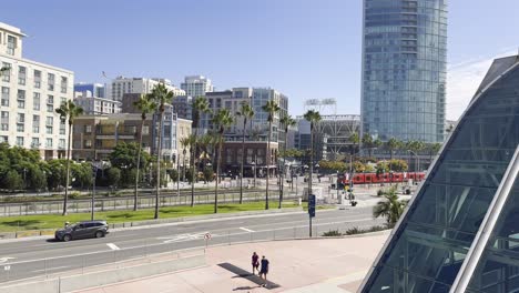 Innenstadt-Von-San-Diego,-Straßenverkehr-Und-Gebäude,-Wolkenkratzer