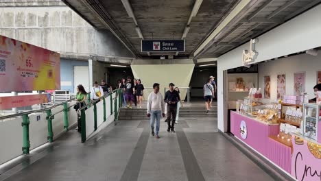 Menschen-Schlendern-Aus-Der-BTS-Station-Chit-Lom-In-Richtung-Skywalk-In-Bangkok,-Thailand