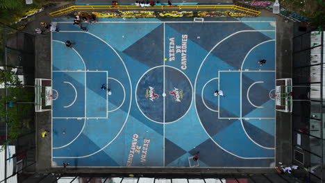 Luftaufnahme-über-Einem-Basketballfeld-Im-Slum-Comuna-13-Von-Medellín,-Kolumbien