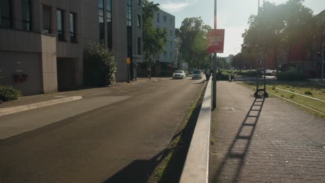 Straße-Weit-Hinter-Dem-Frankfurter-Hauptbahnhof,-Während-Autos-Bei-Sonnenuntergang-Vorbeifahren