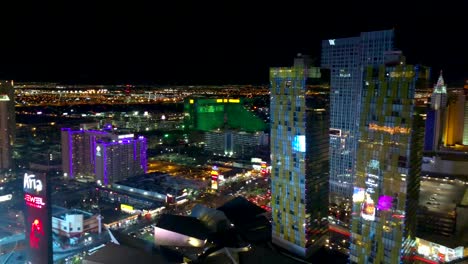 Un-Vídeo-Cinematográfico-De-Un-Dron-Aéreo-Que-Captura-El-Colorido-Paisaje-Urbano-Nocturno-De-La-Capital-De-Los-Ángeles.