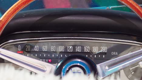 Vintage-Tachometer-Und-Lenkrad-Eines-Klassischen-Lancia-Autos