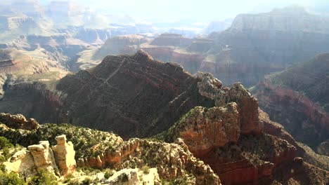Eine-Filmische-Ansicht,-Die-Das-Wunderschöne-Lichtspiel-Auf-Den-Felsigen-Hügeln-Des-Grand-Canyon-Im-Bergigen-Gelände-Einfängt
