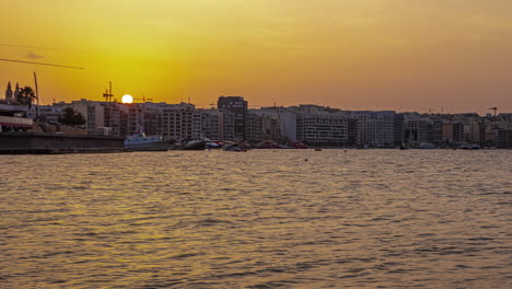 Der-Hafen-Von-Valletta-Bei-Sonnenaufgang:-Hypnotisierender-Zeitraffer-Der-Küstenschönheit-Maltas
