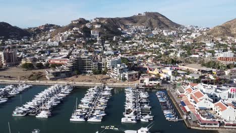 Eine-Luftaufnahme-Des-Yachthafens-Von-Cabo-San-Lucas-Mit-Einer-Vielzahl-Angedockter-Boote