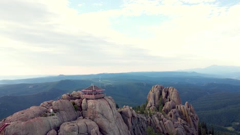 Umlaufbahn-Um-Devil&#39;s-Head-Fire-Lookout-An-Einem-Diesigen,-Bewölkten-Tag,-Aus-Der-Luft