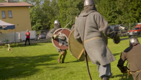 Vollkontakt-Schwertkampf-Mittelalterlicher-Ritter-Während-Einer-Historischen-Aufführung