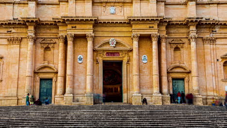 Timelapse-De-Vista-De-Entrada-De-Turistas-Que-Ingresan-Al-Palazzo-Ducezio,-Sicilia