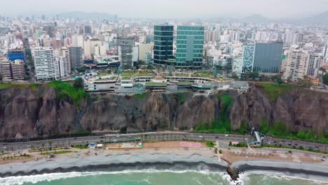 Distrito-De-Miraflores-En-Lima,-Perú,-Una-Vista-Cinematográfica-Con-Drones-De-La-Capital-Turística-Y-Empresarial-De-América-Del-Sur