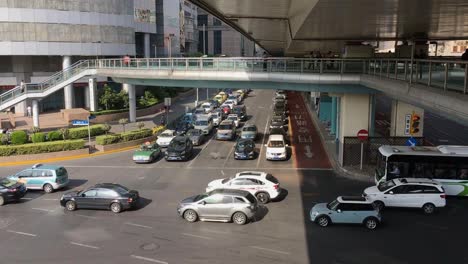 Intersección-En-Pudong,-Shanghai,-China,-Con-Muchos-Automóviles-Que-Circulan-Lentamente-Y-Muchos-Carriles-De-Tráfico.