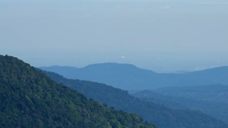 Hermosa-Tarde-Con-Este-Fantástico-Paisaje-De-Montañas,-Cielo-Y-Bosque,-Vistas-Al-Parque-Nacional-Khao-Yai,-Tailandia