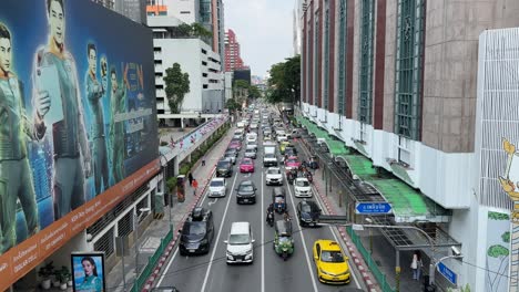 Morgenszene-Der-Straße-Mit-Langsamem-Verkehr-In-Der-Innenstadt-Von-Bangkok-Nahe-Der-Ratchaprasong-Kreuzung-In-Einem-Der-Belebtesten-Einkaufs--Und-Tourismusviertel-Bangkoks