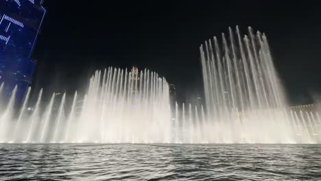 Die-Dubai-Fountain-Show-Im-Künstlichen-Burj-Khalifa-See-–-Nächtlicher-Zeitraffer