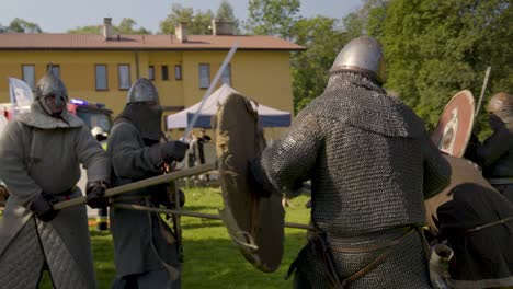 Mittelalterliche-Ritter-Kämpfen-In-Zeitlupe-Während-Einer-Historischen-Aufführung-In-4K